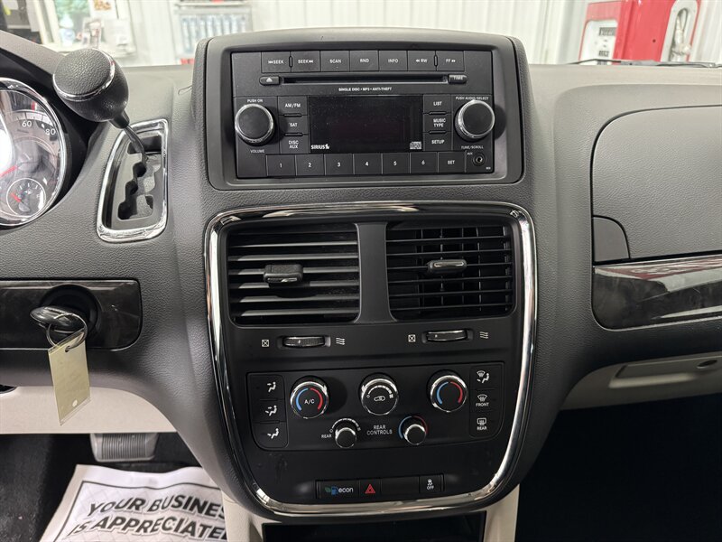 2016 Dodge Grand Caravan SXT - Photo 10 - Rochelle, IL 61068