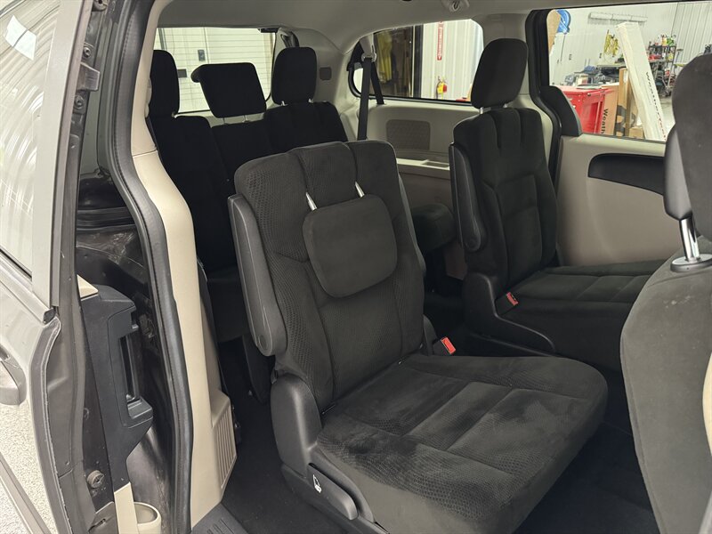 2016 Dodge Grand Caravan SXT - Photo 13 - Rochelle, IL 61068