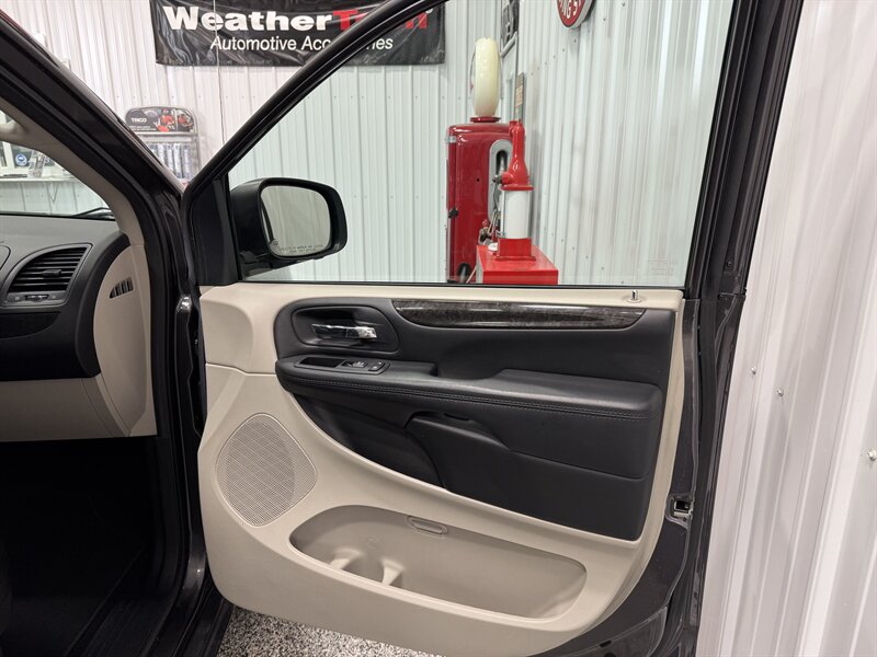 2016 Dodge Grand Caravan SXT - Photo 21 - Rochelle, IL 61068