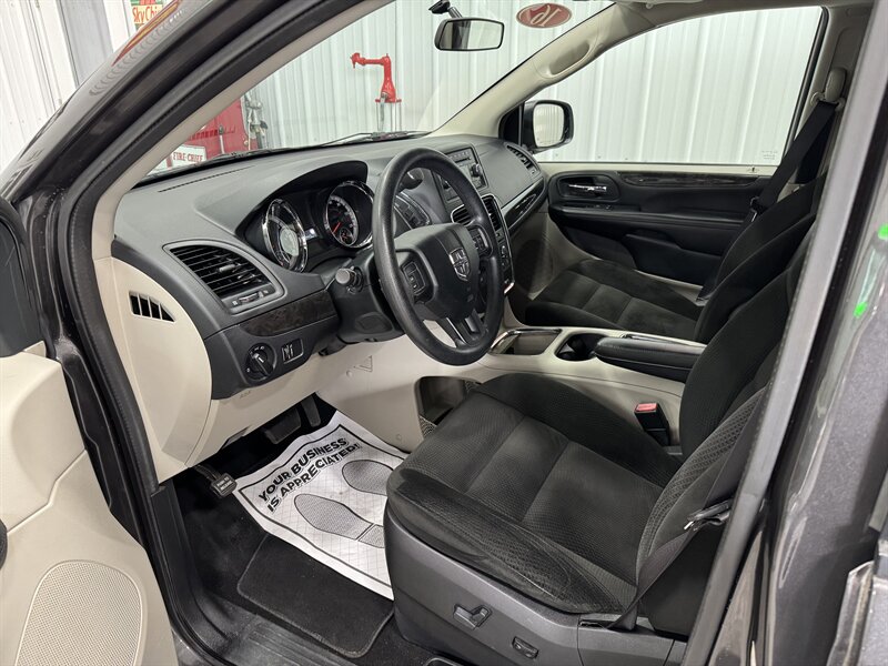 2016 Dodge Grand Caravan SXT - Photo 6 - Rochelle, IL 61068