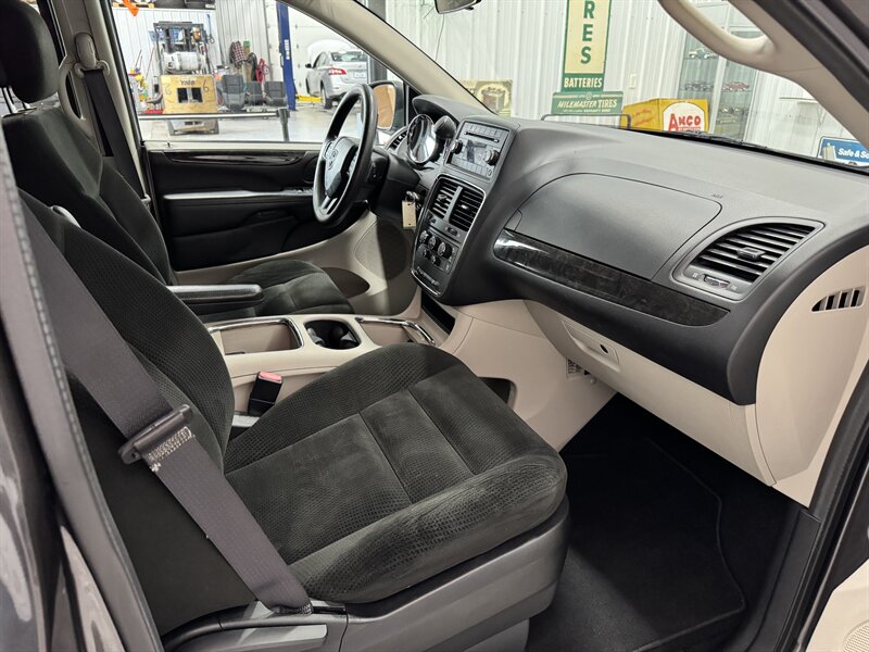 2016 Dodge Grand Caravan SXT - Photo 14 - Rochelle, IL 61068