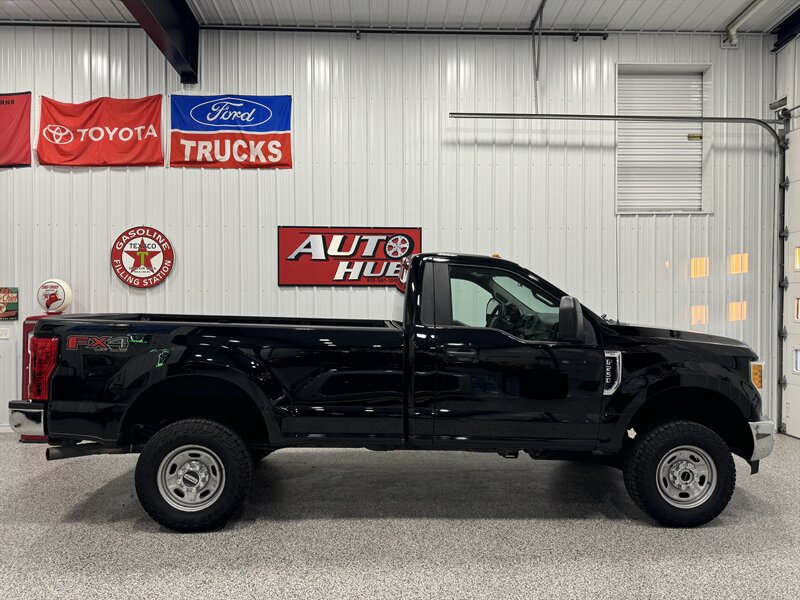 2017 Ford F-250 Super Duty XL   - Photo 8 - Rochelle, IL 61068