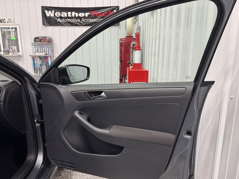 2012 Volkswagen Jetta   - Photo 21 - Rochelle, IL 61068