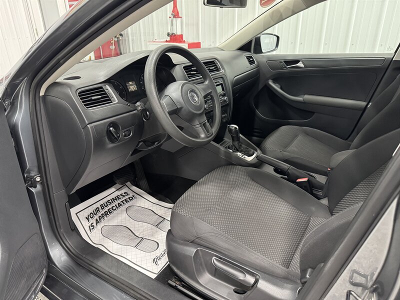 2012 Volkswagen Jetta   - Photo 6 - Rochelle, IL 61068