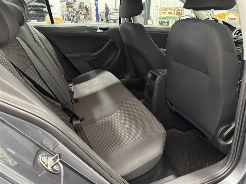 2012 Volkswagen Jetta   - Photo 10 - Rochelle, IL 61068