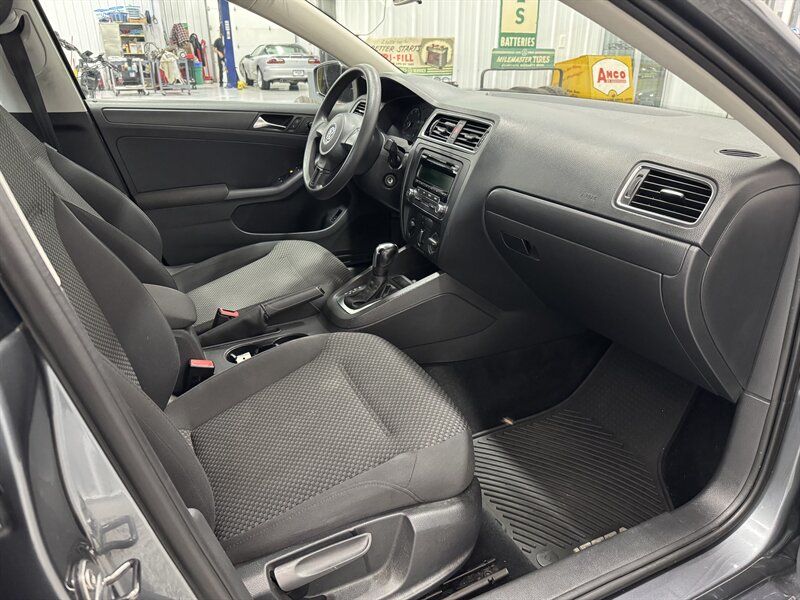 2012 Volkswagen Jetta   - Photo 11 - Rochelle, IL 61068