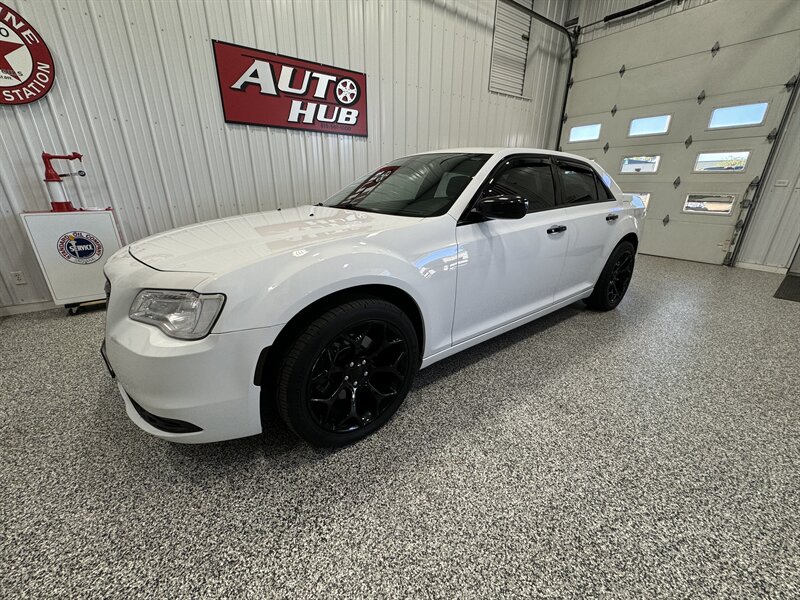 2019 Chrysler 300 Series Limited   - Photo 2 - Rochelle, IL 61068