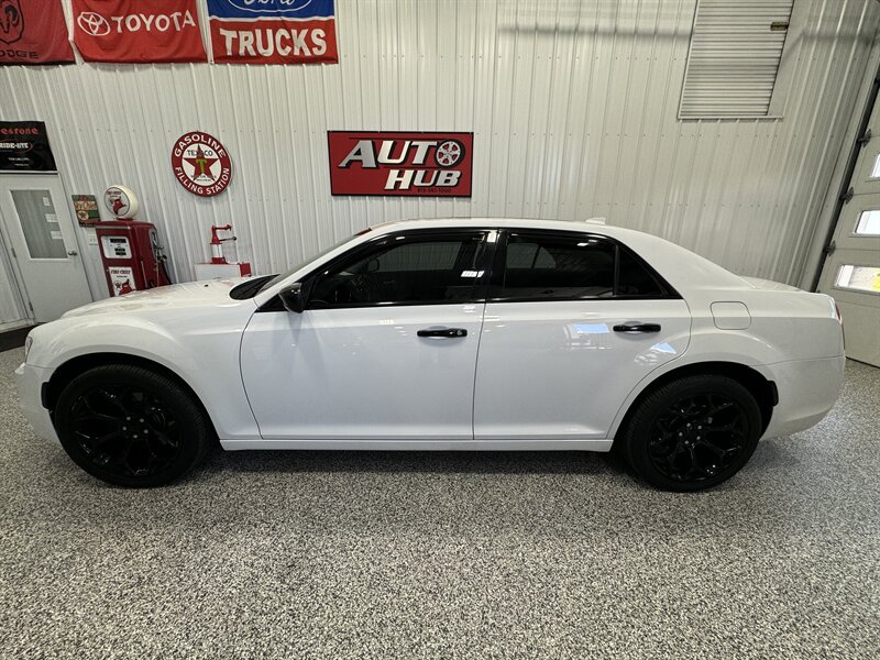 2019 Chrysler 300 Series Limited   - Photo 1 - Rochelle, IL 61068