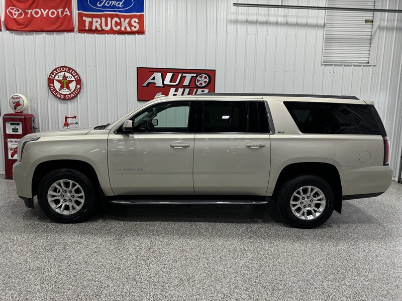 2017 GMC Yukon SLT  XL - Photo 2 - Rochelle, IL 61068