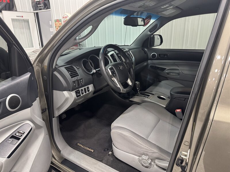 2014 Toyota Tacoma V6   - Photo 6 - Rochelle, IL 61068
