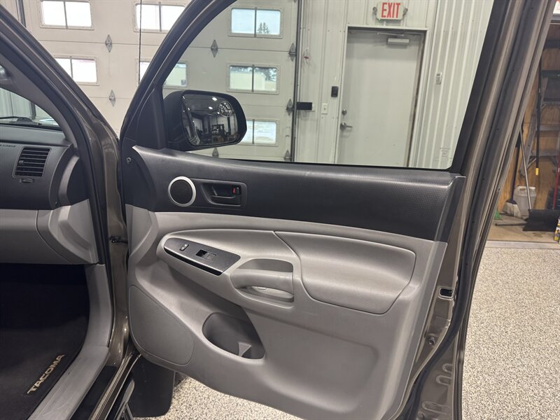 2014 Toyota Tacoma V6   - Photo 25 - Rochelle, IL 61068