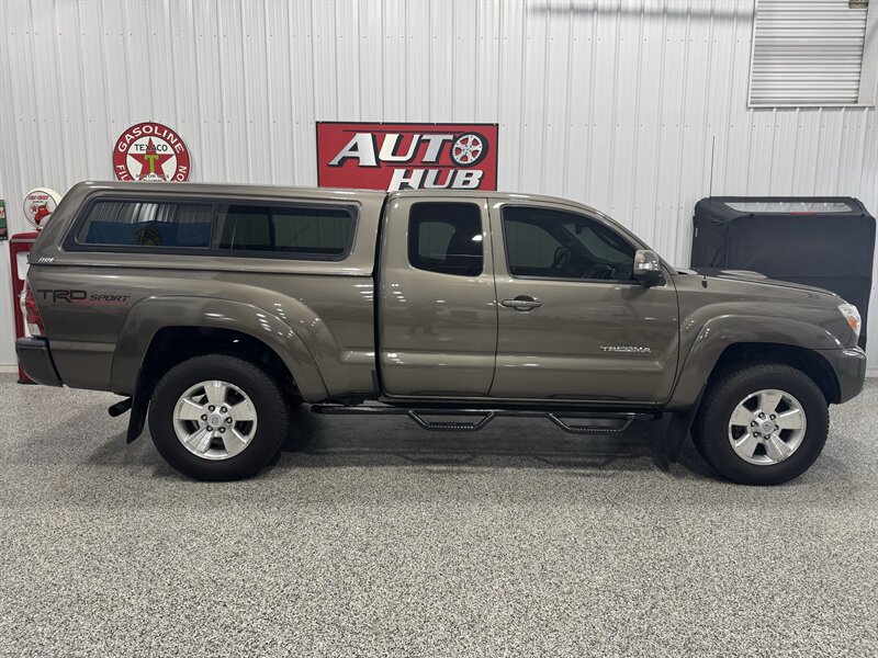2014 Toyota Tacoma V6   - Photo 2 - Rochelle, IL 61068