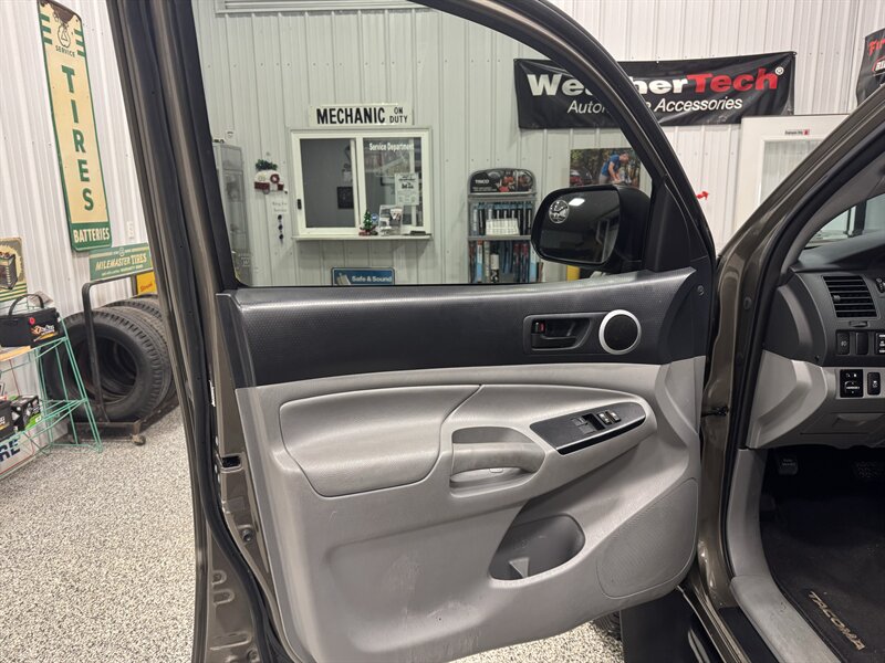 2014 Toyota Tacoma V6   - Photo 26 - Rochelle, IL 61068