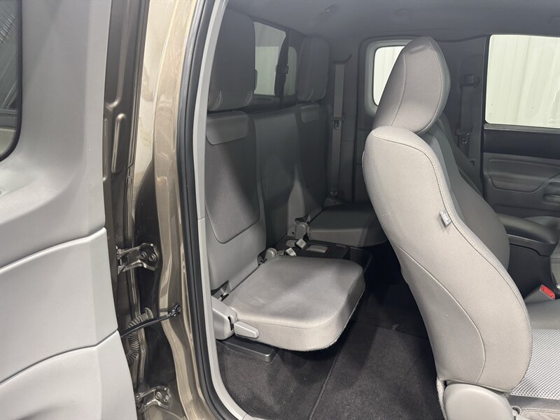 2014 Toyota Tacoma V6   - Photo 16 - Rochelle, IL 61068