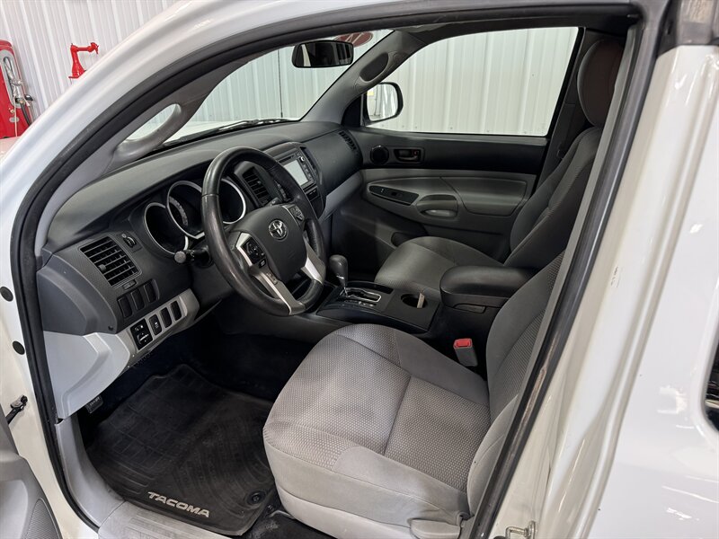 2014 Toyota Tacoma   - Photo 10 - Rochelle, IL 61068