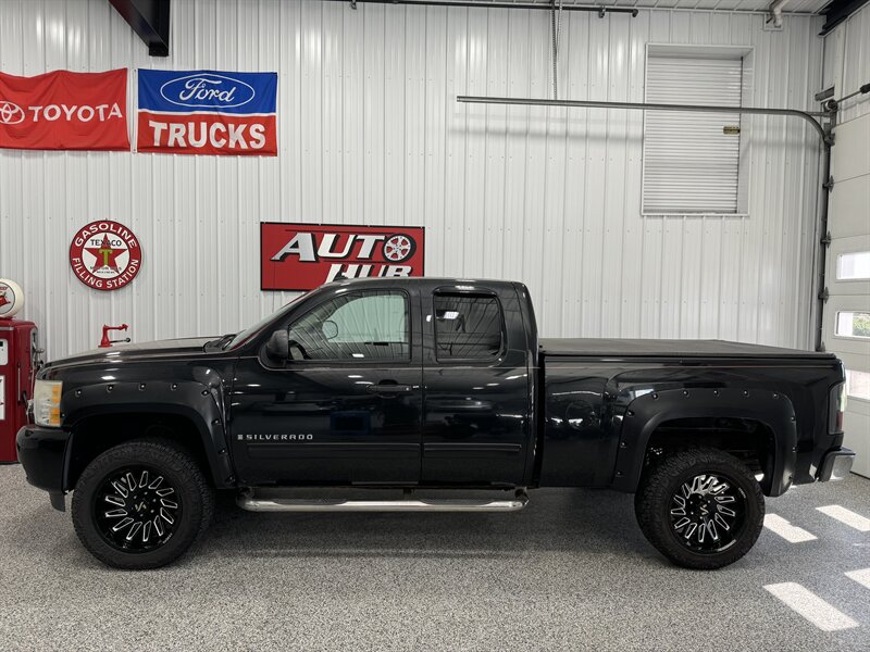 2009 Chevrolet Silverado 1500 LT   - Photo 2 - Rochelle, IL 61068