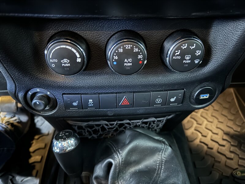 2014 Jeep Wrangler Unlimited Rubicon   - Photo 18 - Rochelle, IL 61068