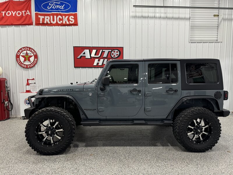 2014 Jeep Wrangler Unlimited Rubicon   - Photo 2 - Rochelle, IL 61068