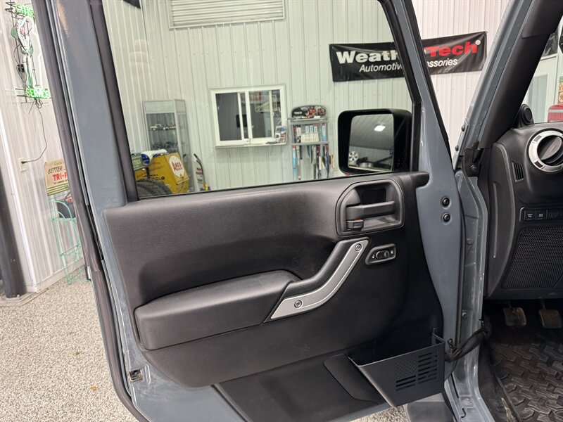 2014 Jeep Wrangler Unlimited Rubicon   - Photo 12 - Rochelle, IL 61068