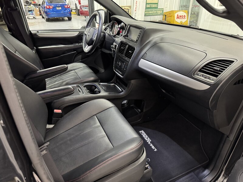 2015 Dodge Grand Caravan R/T - Photo 17 - Rochelle, IL 61068