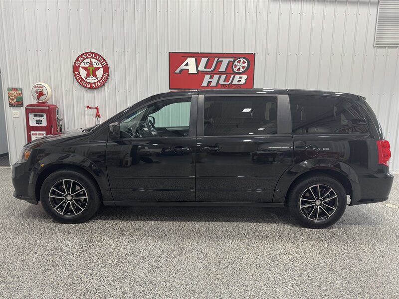 2015 Dodge Grand Caravan R/T - Photo 2 - Rochelle, IL 61068
