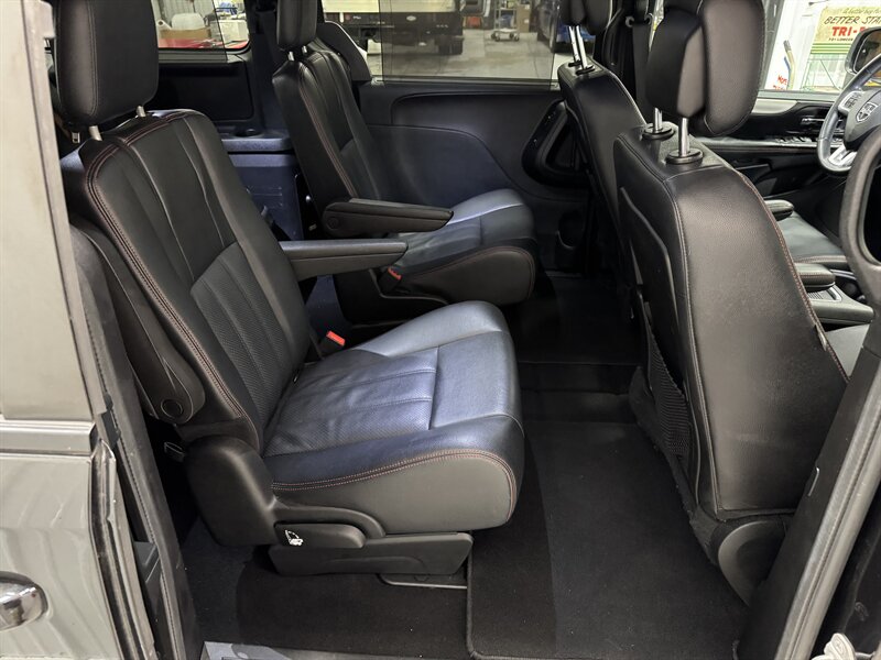 2015 Dodge Grand Caravan R/T - Photo 15 - Rochelle, IL 61068