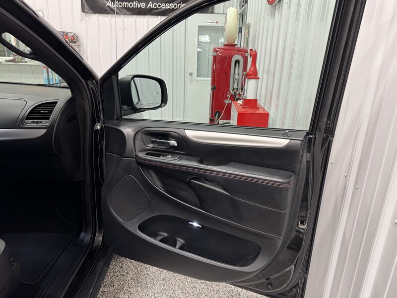 2015 Dodge Grand Caravan R/T - Photo 23 - Rochelle, IL 61068