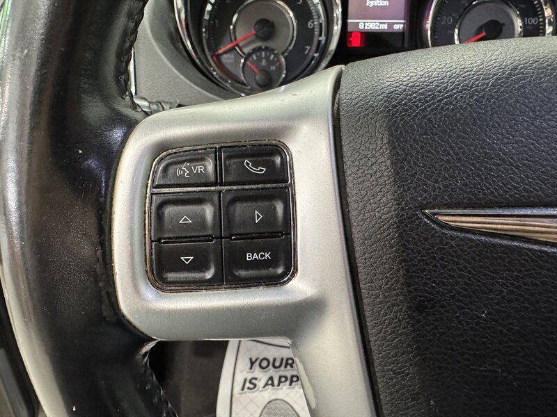 2014 Chrysler Town & Country Touring   - Photo 8 - Rochelle, IL 61068