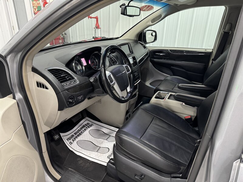 2014 Chrysler Town & Country Touring   - Photo 6 - Rochelle, IL 61068