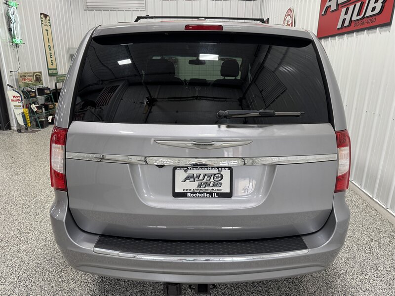2014 Chrysler Town & Country Touring   - Photo 18 - Rochelle, IL 61068