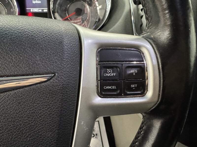2014 Chrysler Town & Country Touring   - Photo 9 - Rochelle, IL 61068