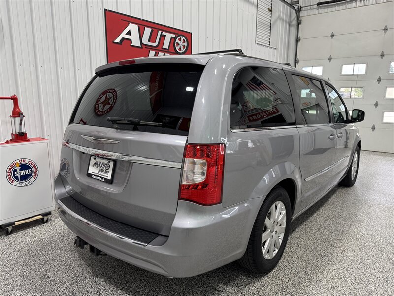 2014 Chrysler Town & Country Touring   - Photo 19 - Rochelle, IL 61068