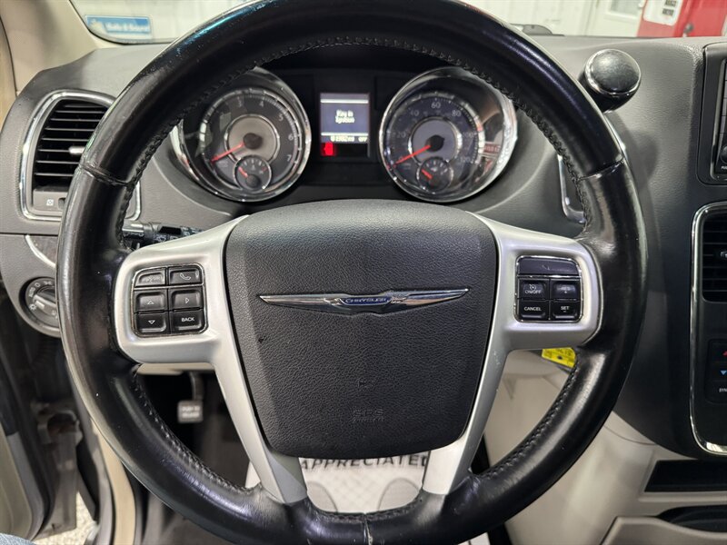 2014 Chrysler Town & Country Touring   - Photo 7 - Rochelle, IL 61068