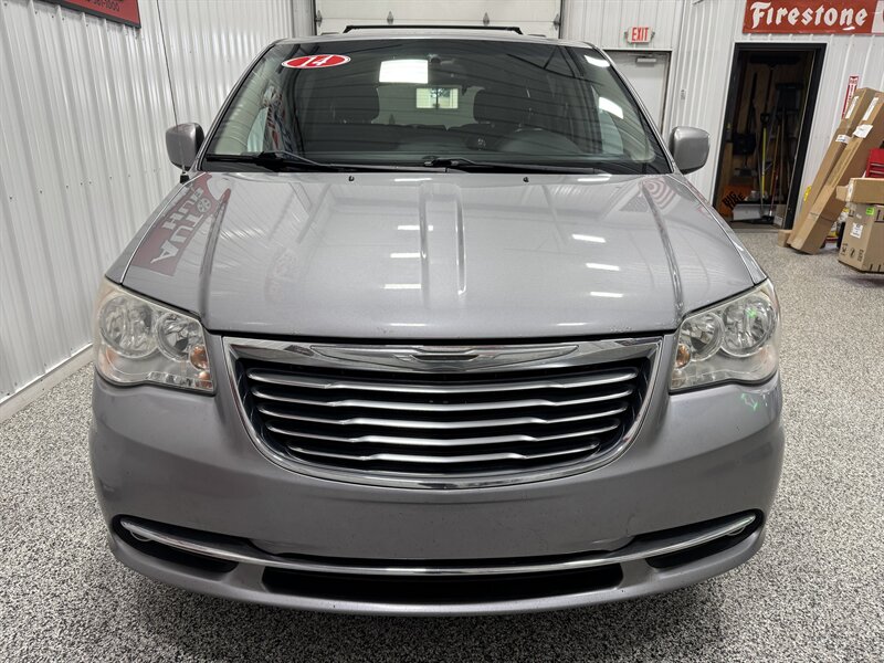 2014 Chrysler Town & Country Touring   - Photo 17 - Rochelle, IL 61068