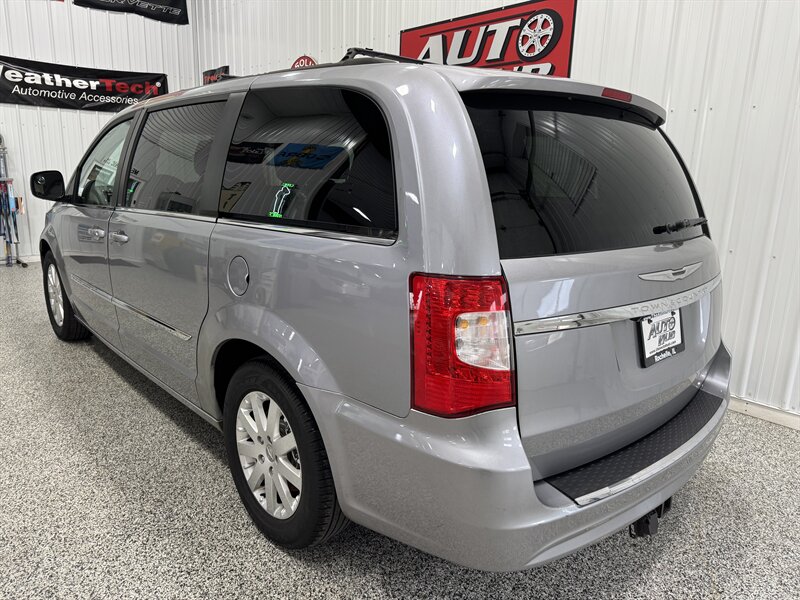 2014 Chrysler Town & Country Touring   - Photo 16 - Rochelle, IL 61068