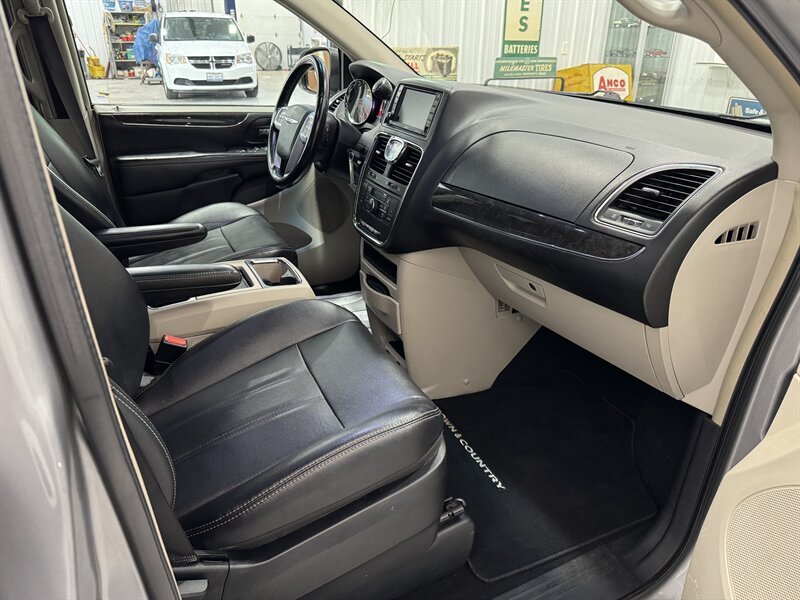 2014 Chrysler Town & Country Touring   - Photo 14 - Rochelle, IL 61068