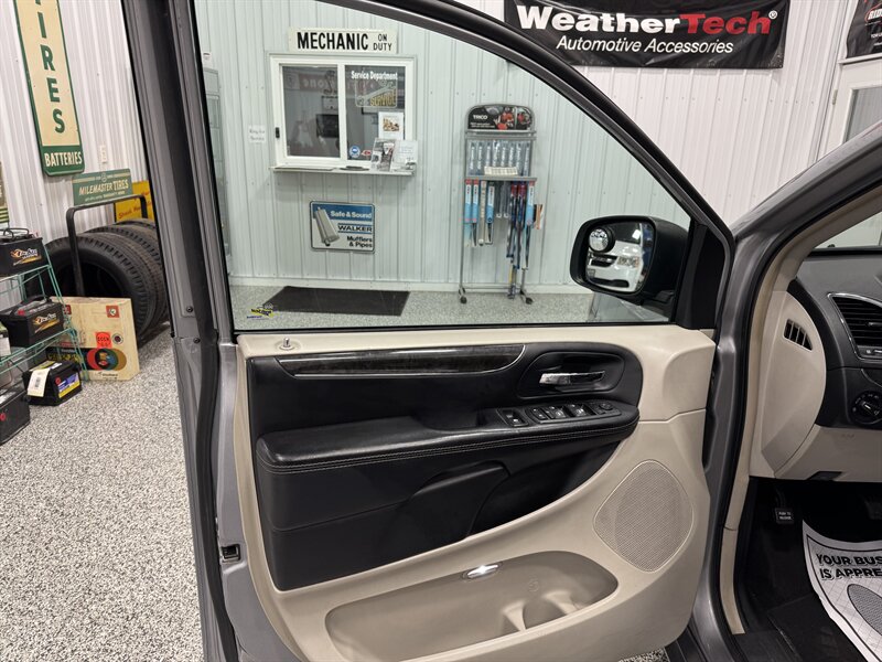 2014 Chrysler Town & Country Touring   - Photo 20 - Rochelle, IL 61068