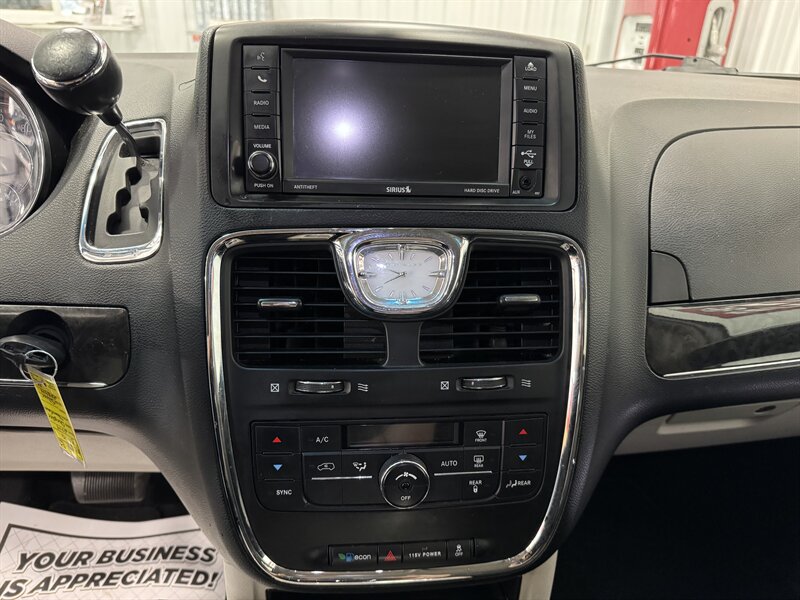 2014 Chrysler Town & Country Touring   - Photo 10 - Rochelle, IL 61068