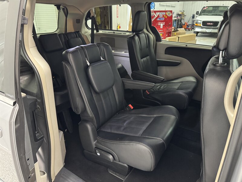 2014 Chrysler Town & Country Touring   - Photo 13 - Rochelle, IL 61068