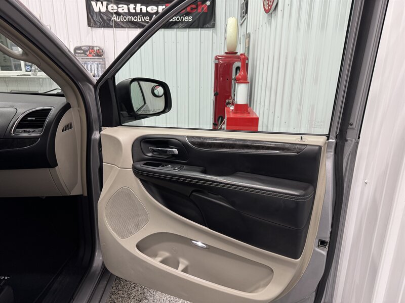 2014 Chrysler Town & Country Touring   - Photo 21 - Rochelle, IL 61068