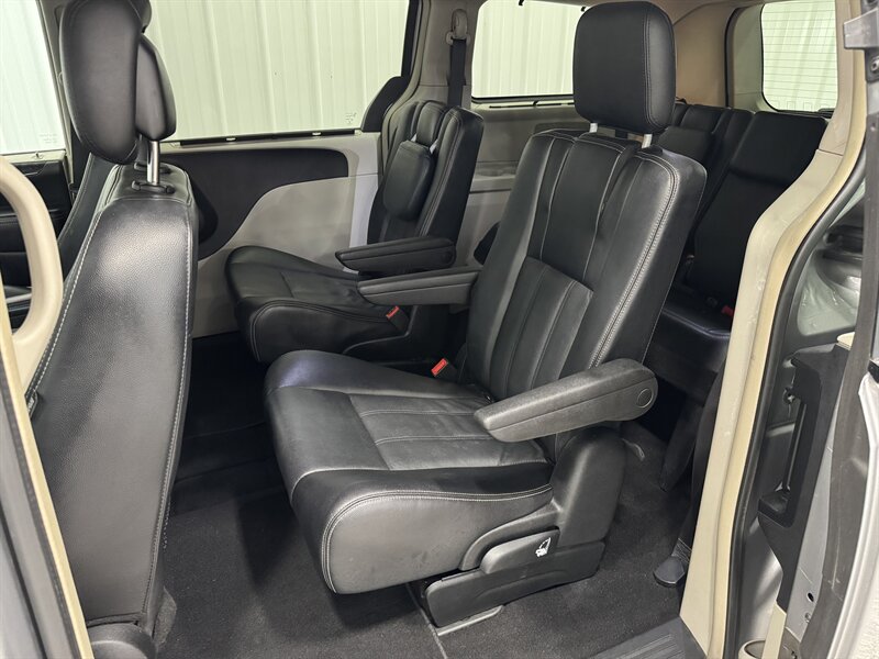2014 Chrysler Town & Country Touring   - Photo 12 - Rochelle, IL 61068
