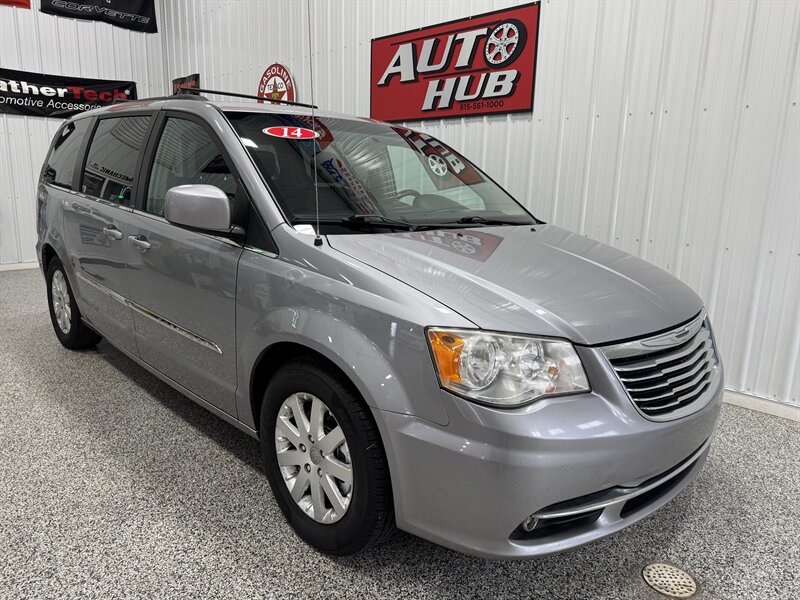 2014 Chrysler Town & Country Touring   - Photo 4 - Rochelle, IL 61068