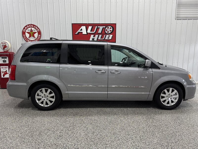 2014 Chrysler Town & Country Touring   - Photo 3 - Rochelle, IL 61068