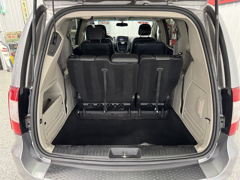 2014 Chrysler Town & Country Touring   - Photo 15 - Rochelle, IL 61068