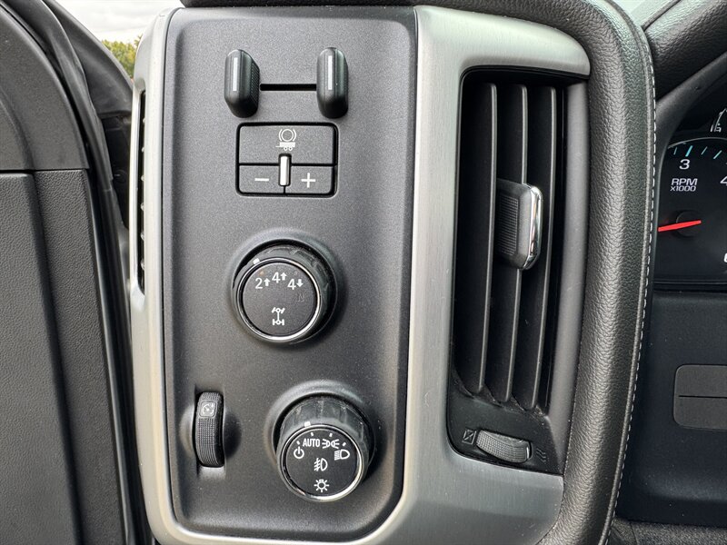 2017 GMC Sierra 2500 SLT   - Photo 10 - Rochelle, IL 61068
