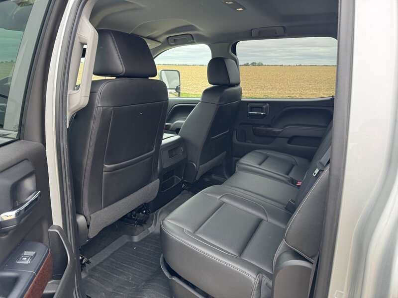 2017 GMC Sierra 2500 SLT   - Photo 14 - Rochelle, IL 61068