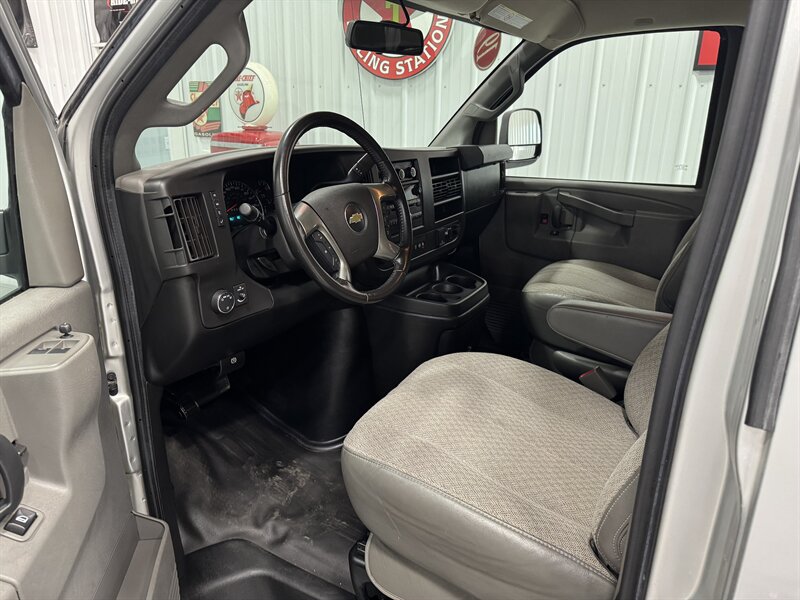 2019 Chevrolet Express LS 3500   - Photo 10 - Rochelle, IL 61068