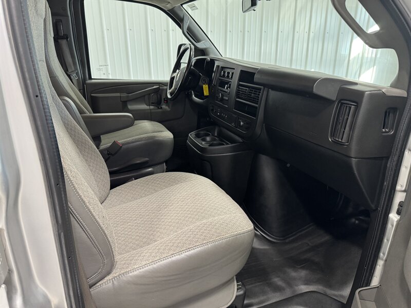 2019 Chevrolet Express LS 3500   - Photo 19 - Rochelle, IL 61068