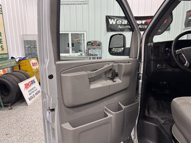 2019 Chevrolet Express LS 3500   - Photo 11 - Rochelle, IL 61068