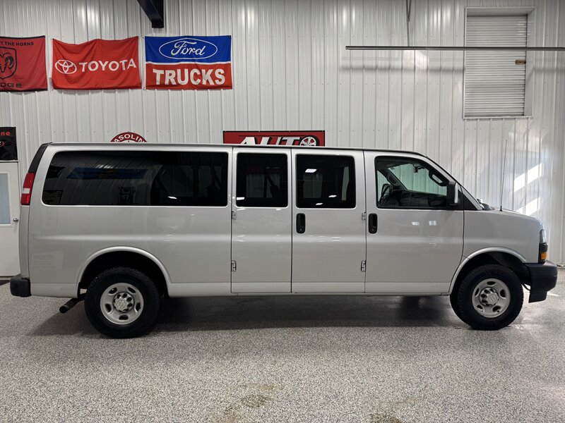 2019 Chevrolet Express LS 3500   - Photo 4 - Rochelle, IL 61068